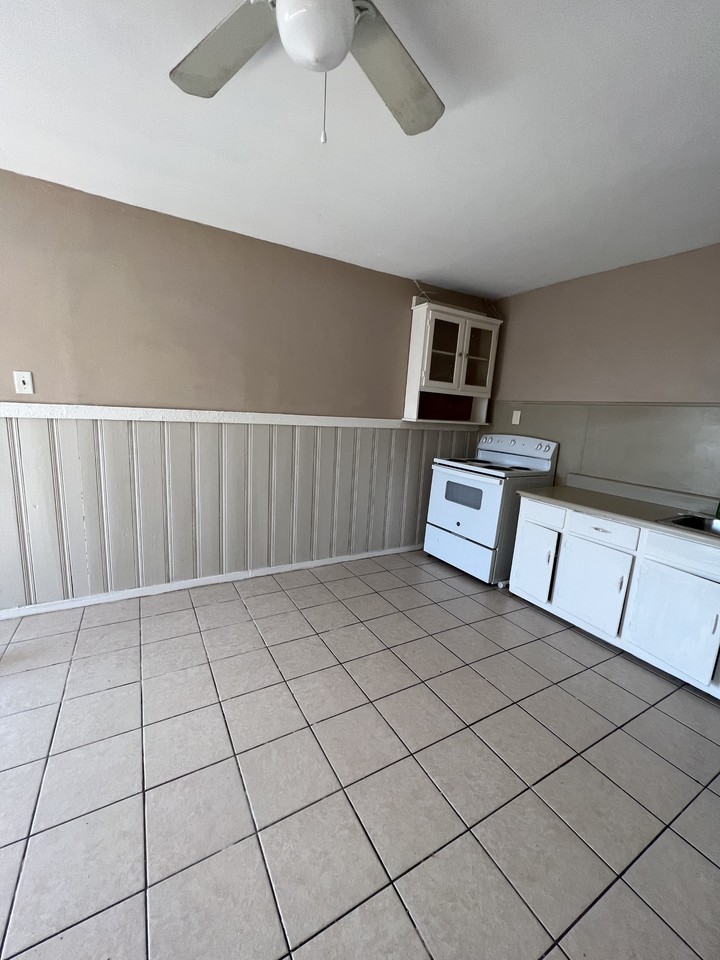 1071 Avenue A Apt K #K - Photo 3 of 12