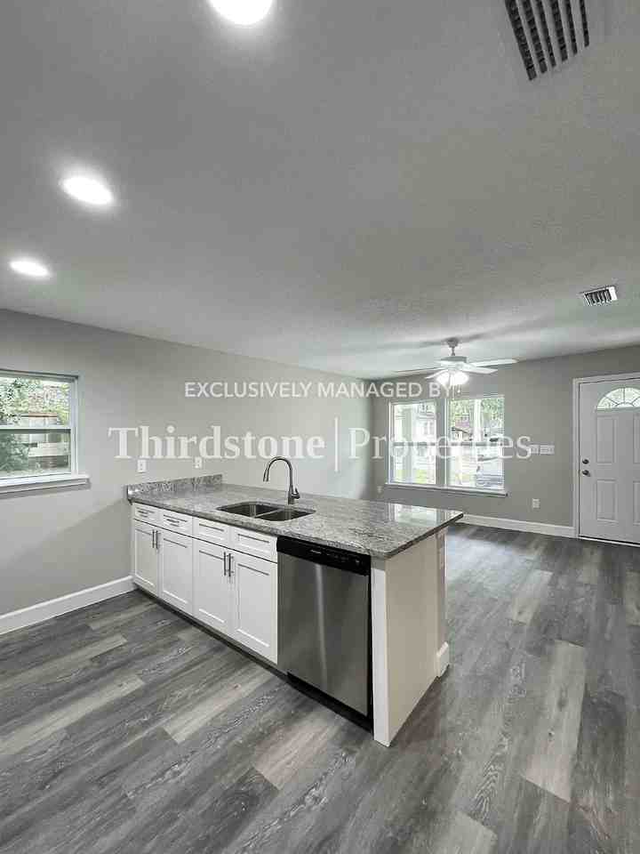 336 Woodlawn Ave - Photo 3 of 23