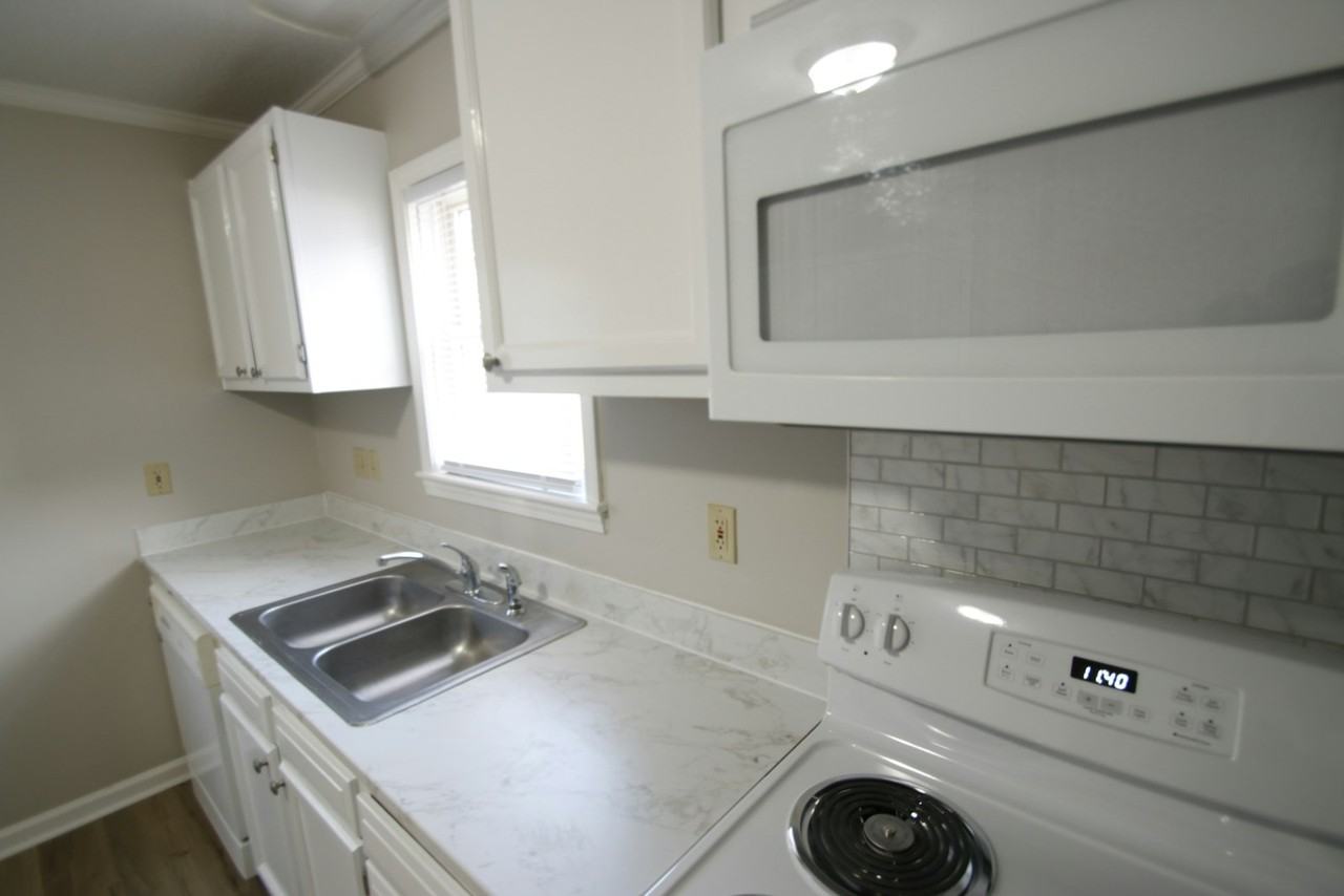 92 Akron Avenue - Photo 3 of 14