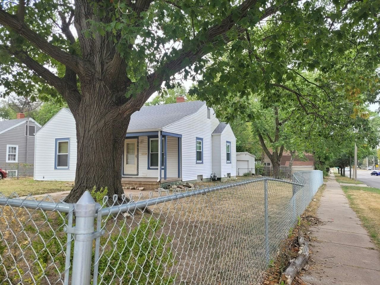 903 South Rutan Street - Photo 4 of 25