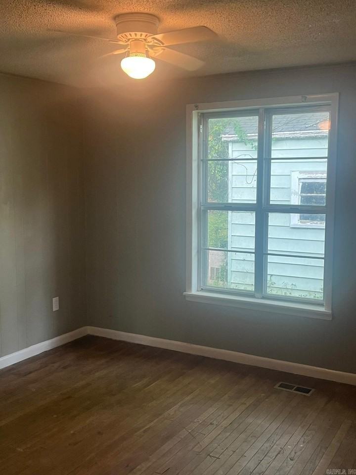 407 W 33rd St - Photo 4 of 11