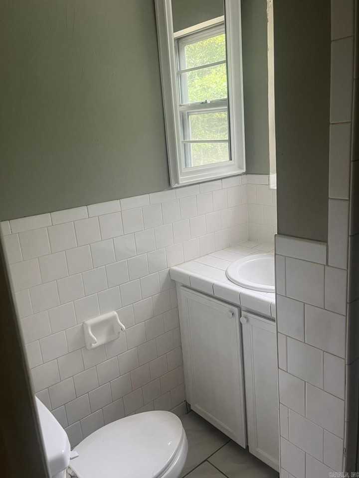 407 W 33rd St - Photo 7 of 11