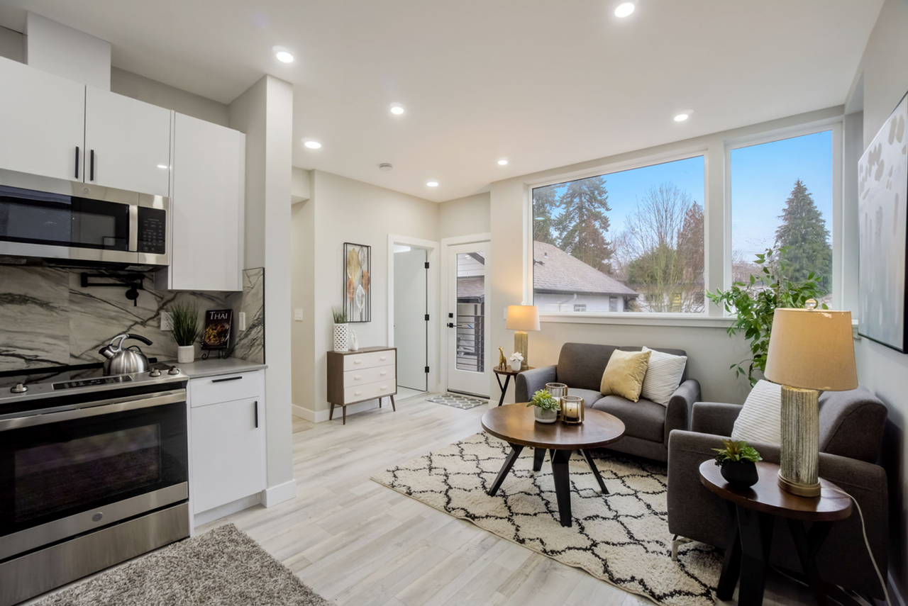 6033 42nd Ave Sw #B - Photo 6 of 24