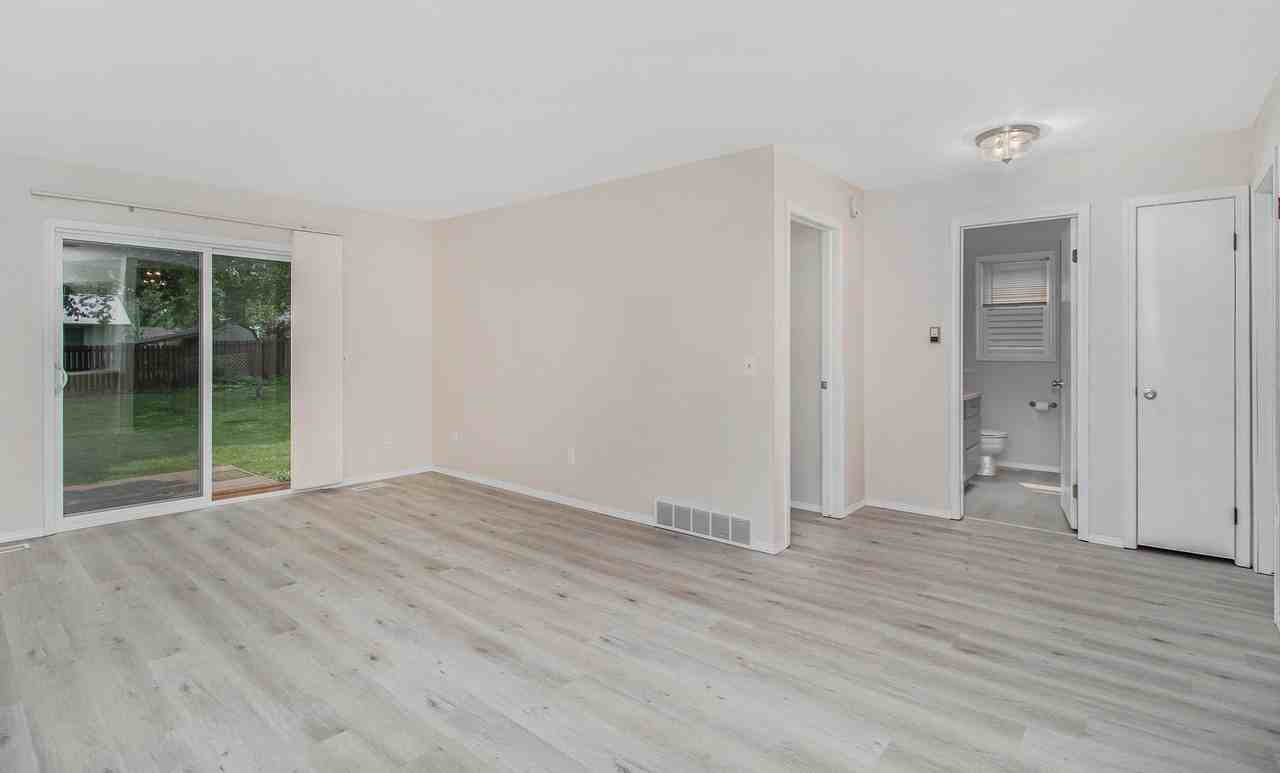 628 E Cass St - Photo 3 of 18