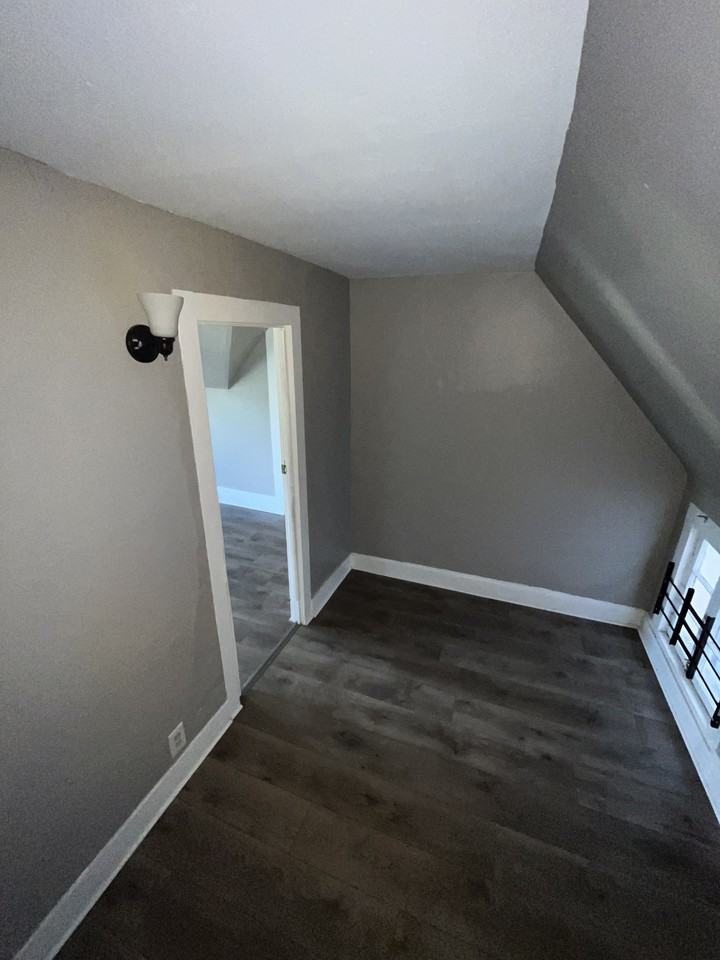 93 E Parade Ave - Photo 3 of 11