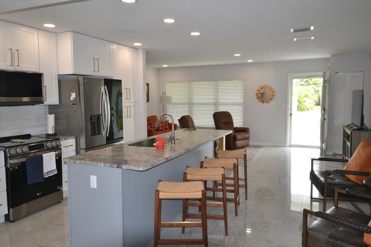 219 Driftwood Dr N - Photo 2 of 39