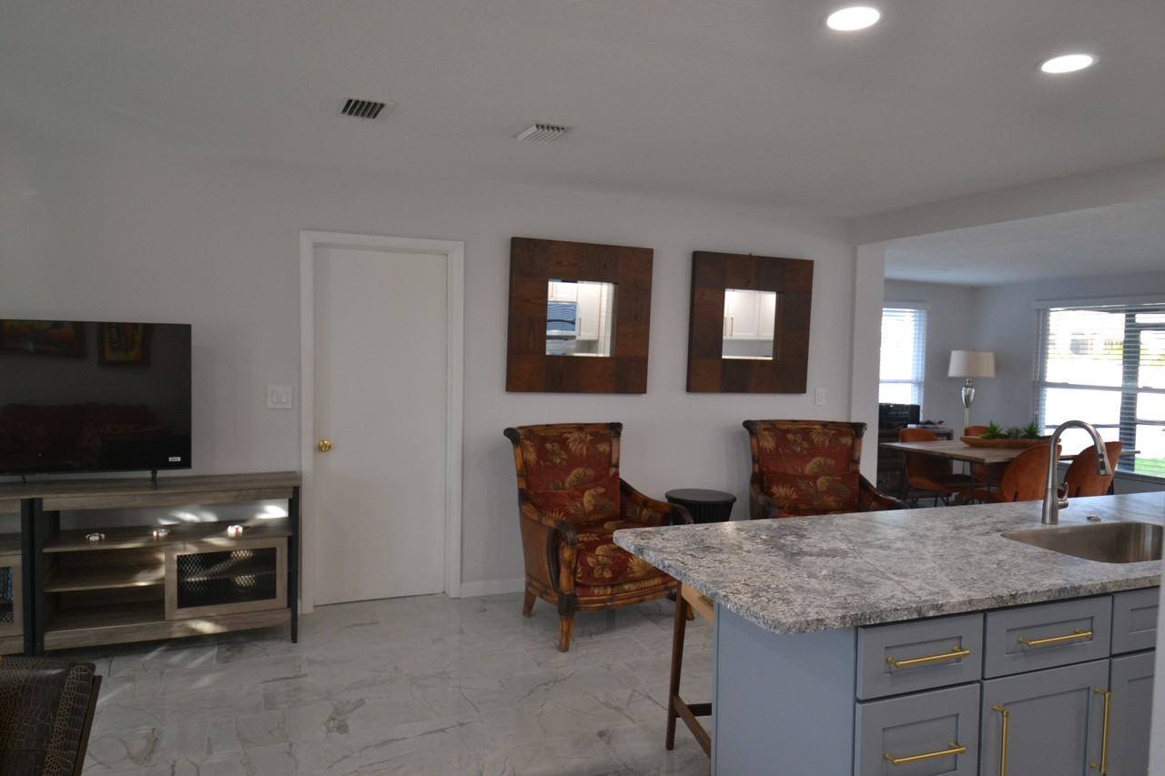 219 Driftwood Dr N - Photo 3 of 39