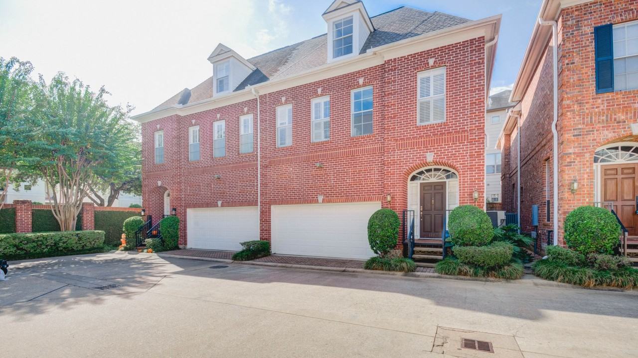 1812 Staffordshire Cres - Photo 3 of 31