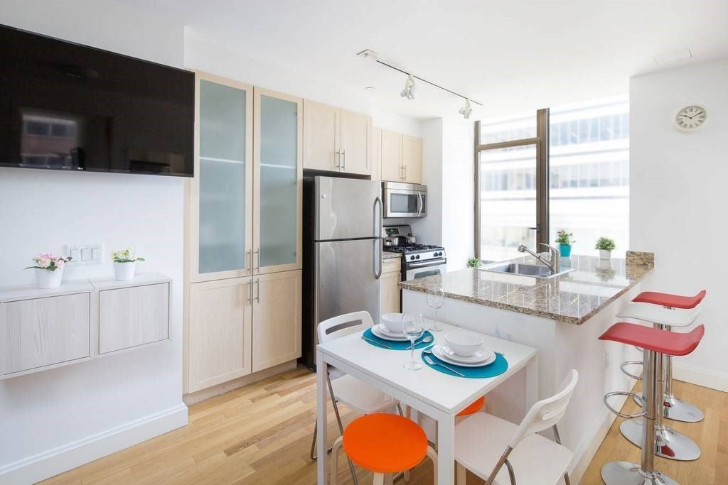 10 Hanover Sq #16R - Photo 3 of 7