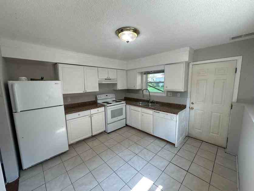 2542 Selma St #2542SELMA - Photo 3 of 14