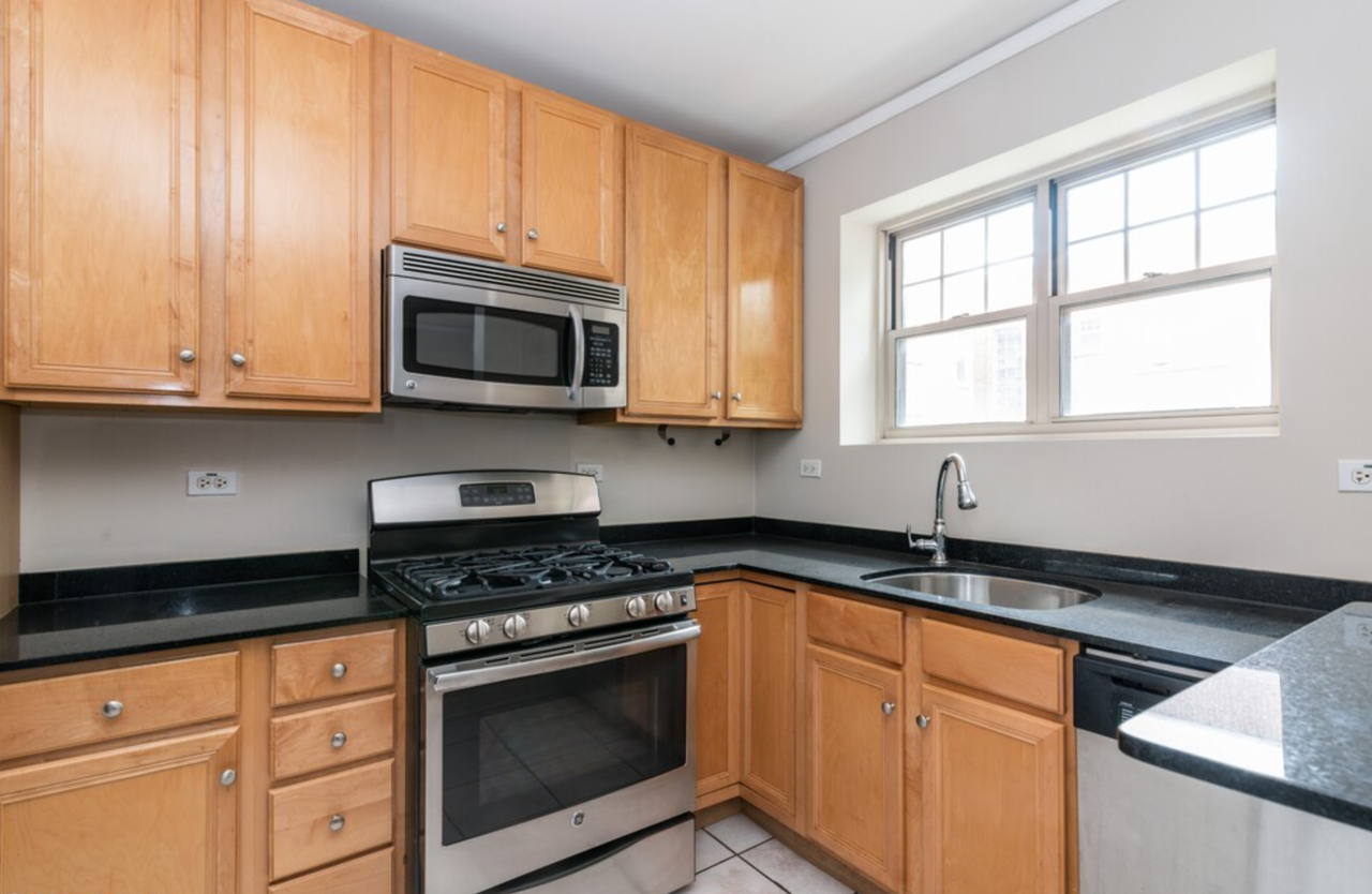 Discover Comfortable Living at Hampton Parkway in Evanston! - Photo 3 of 43