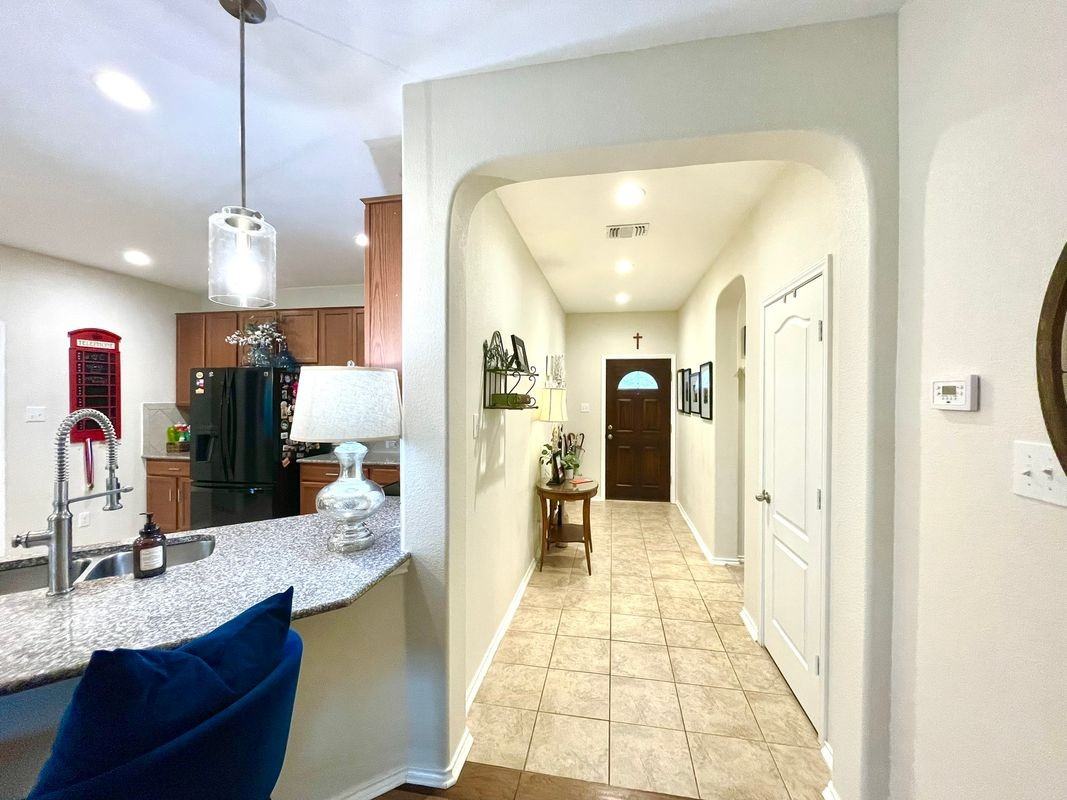 31428 Kingsway Rd - Photo 2 of 18