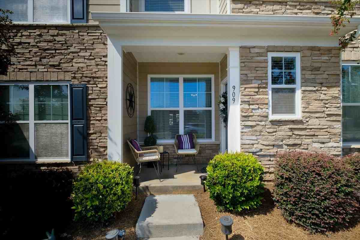 909 Pennington Dr - Photo 2 of 21