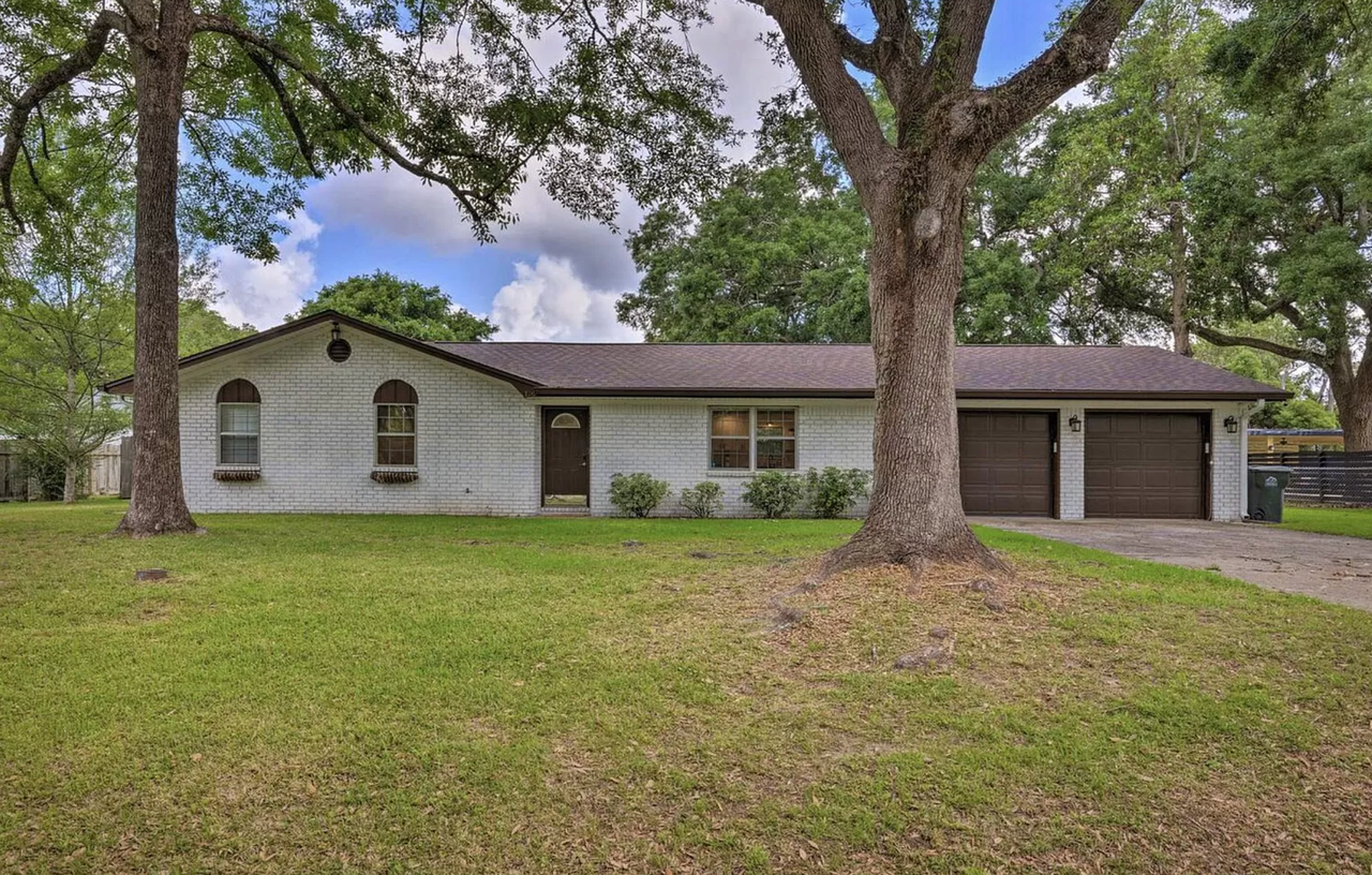 126 Royal Ln - Photo 2 of 16