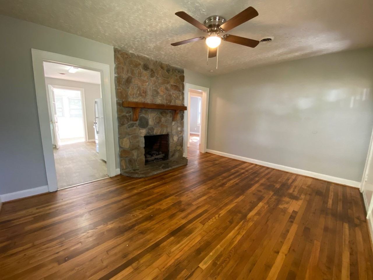 399 Sloan St - Photo 4 of 18