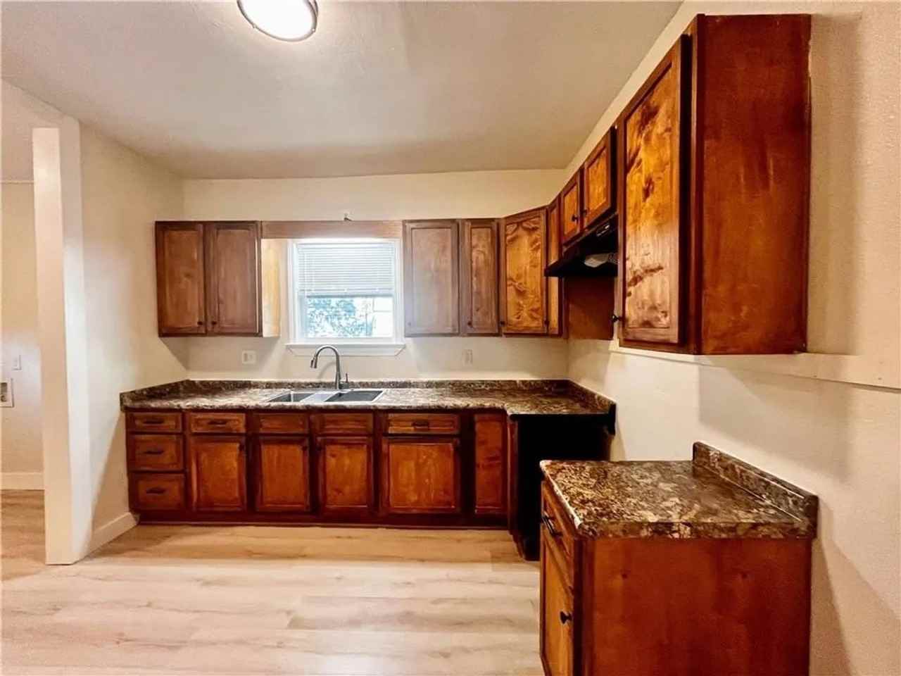 1851 Seale St - Photo 3 of 11