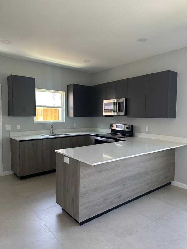 912 N Abbey Ave - Photo 2 of 8