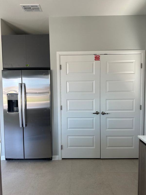 912 N Abbey Ave - Photo 3 of 8