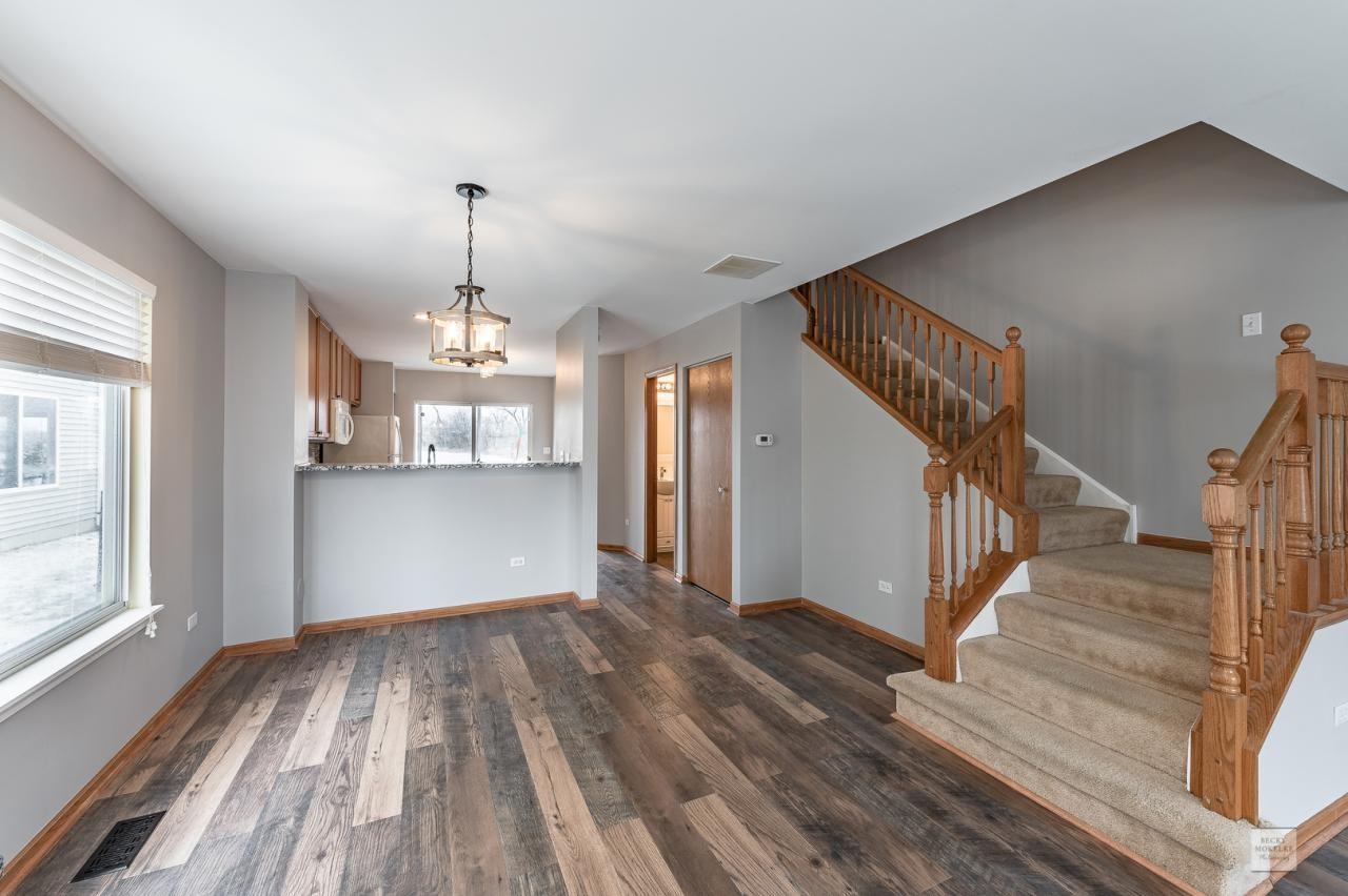 2431 Roxbury Ln - Photo 2 of 14