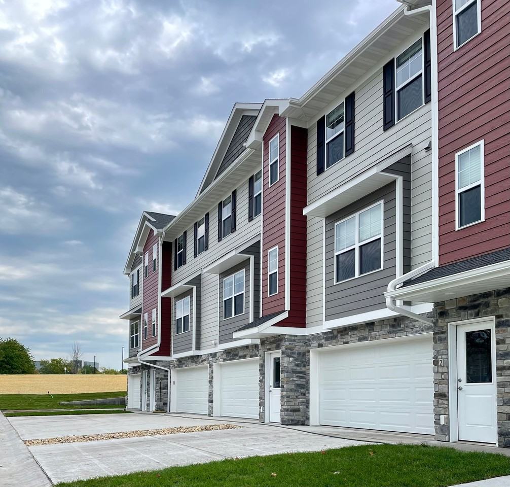 Buffalo Ridge Townhomes | Cedar Rapids 2 Bedroom Townhomes - Photo 2 of 25