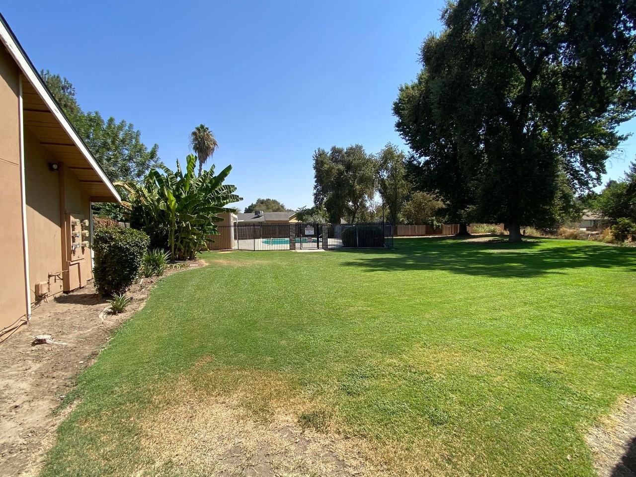 212 N Crenshaw St - Photo 3 of 24