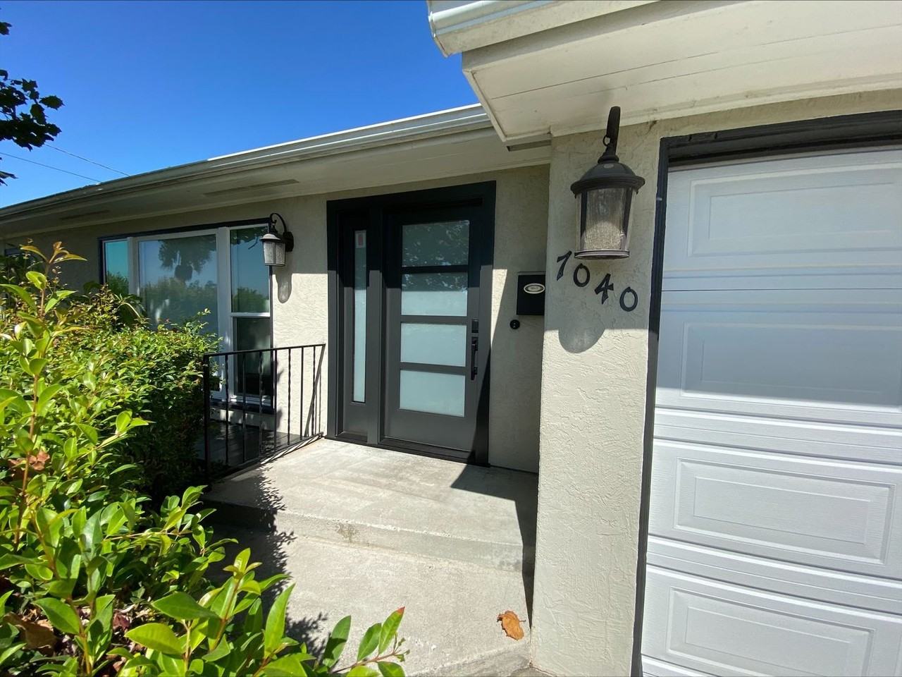 7040 Neri Dr - Photo 2 of 31