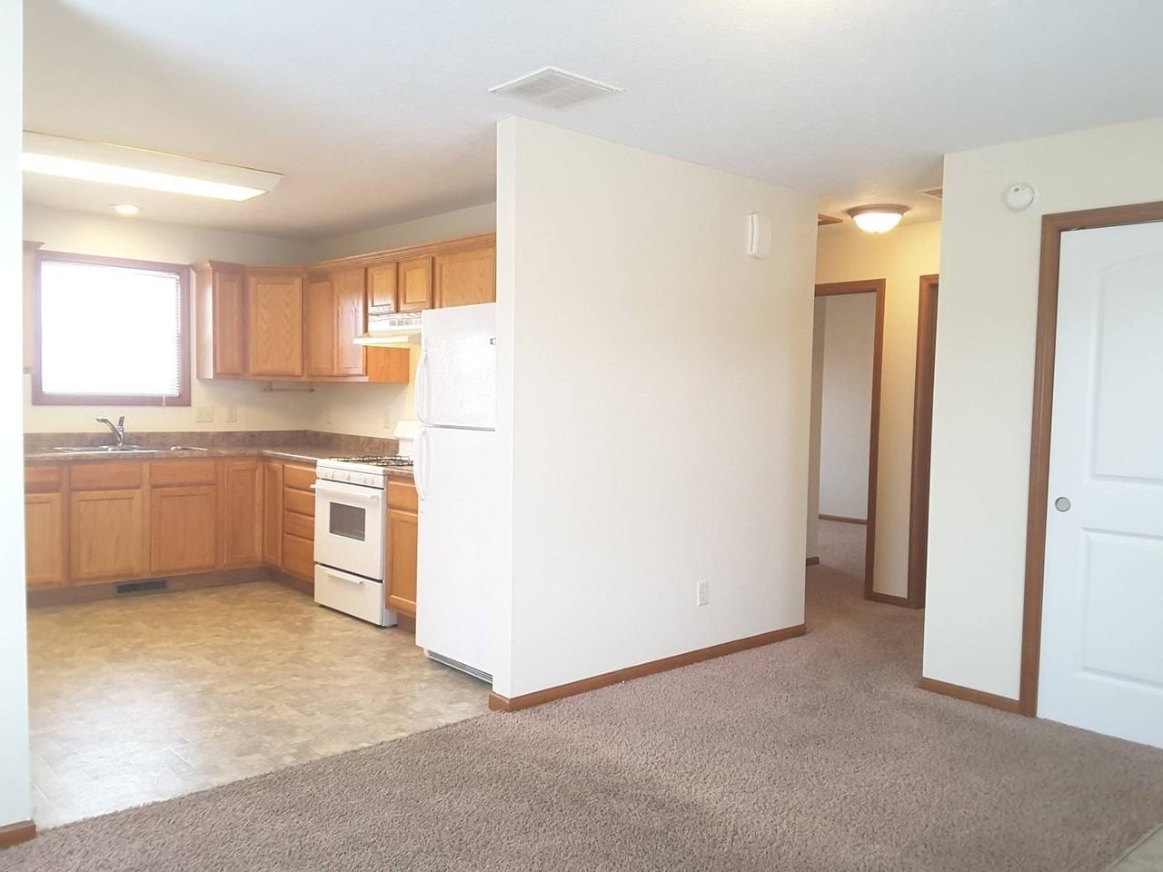 555 Short St - Photo 3 of 20