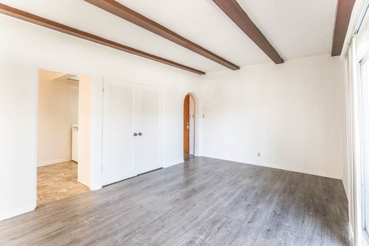 129 S. Canon Dr. - Photo 2 of 11