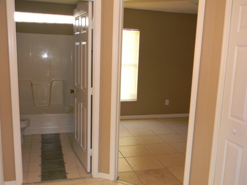 5208 Regal Oak Cir - Photo 3 of 7