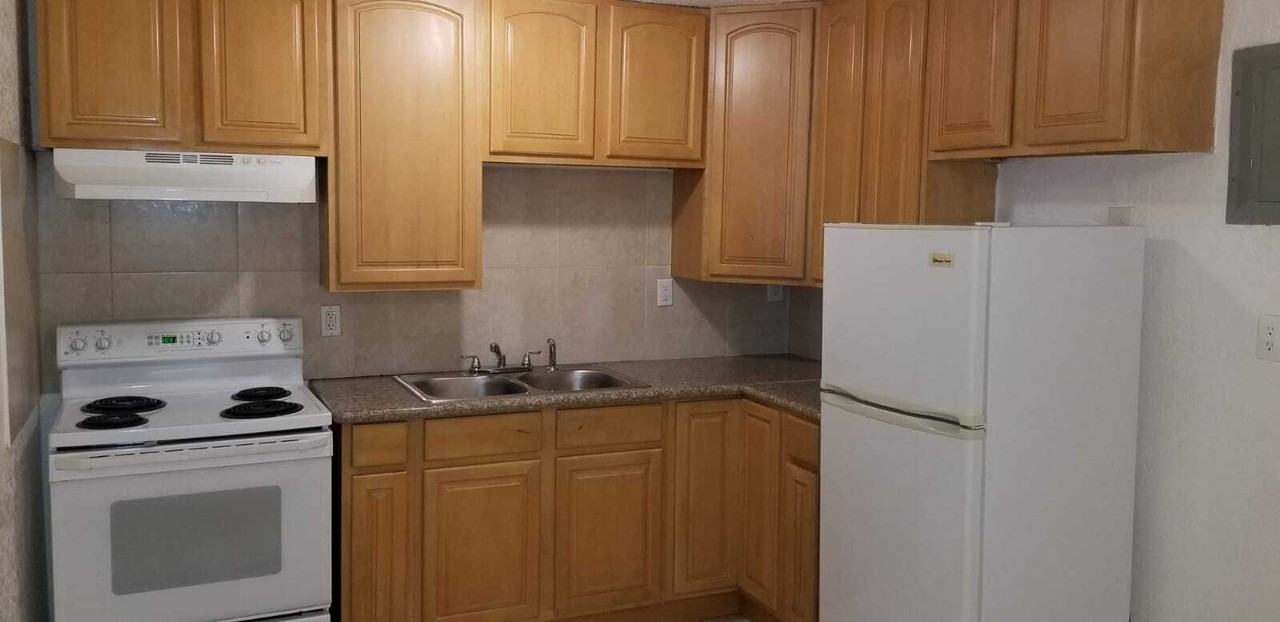 090-1126 SW 15th Terr - Photo 2 of 24