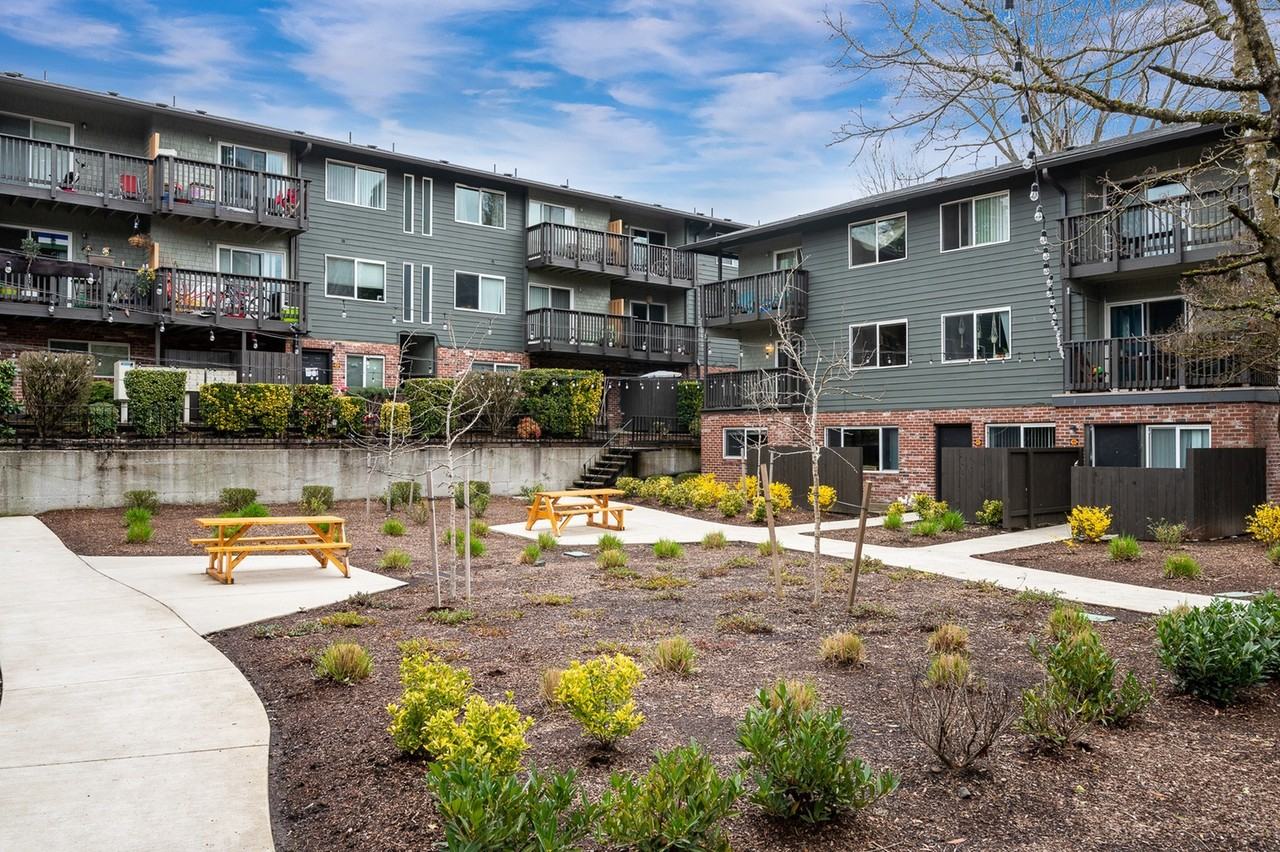 Creston Villa - Photo 2 of 38