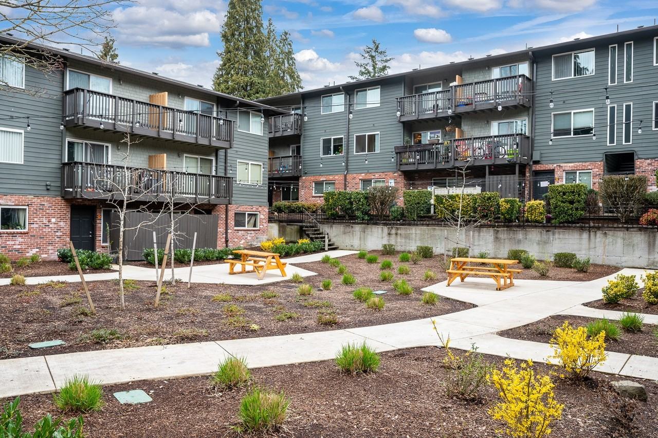 Creston Villa - Photo 3 of 38