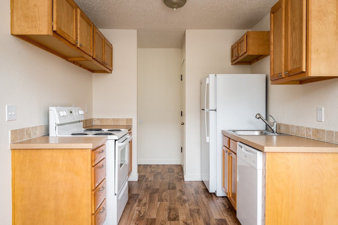 Creston Villa - Photo 5 of 38