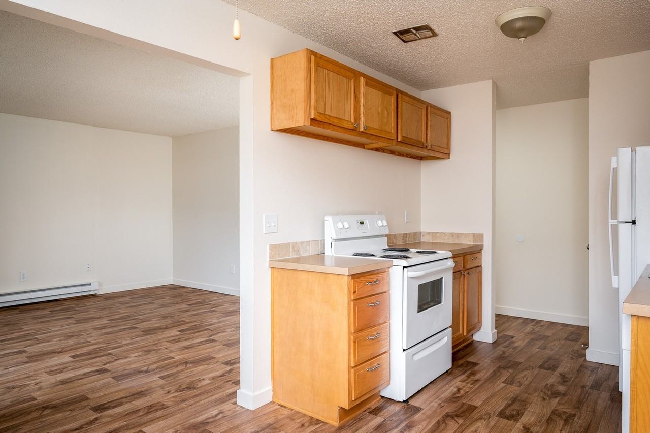 Creston Villa - Photo 6 of 38