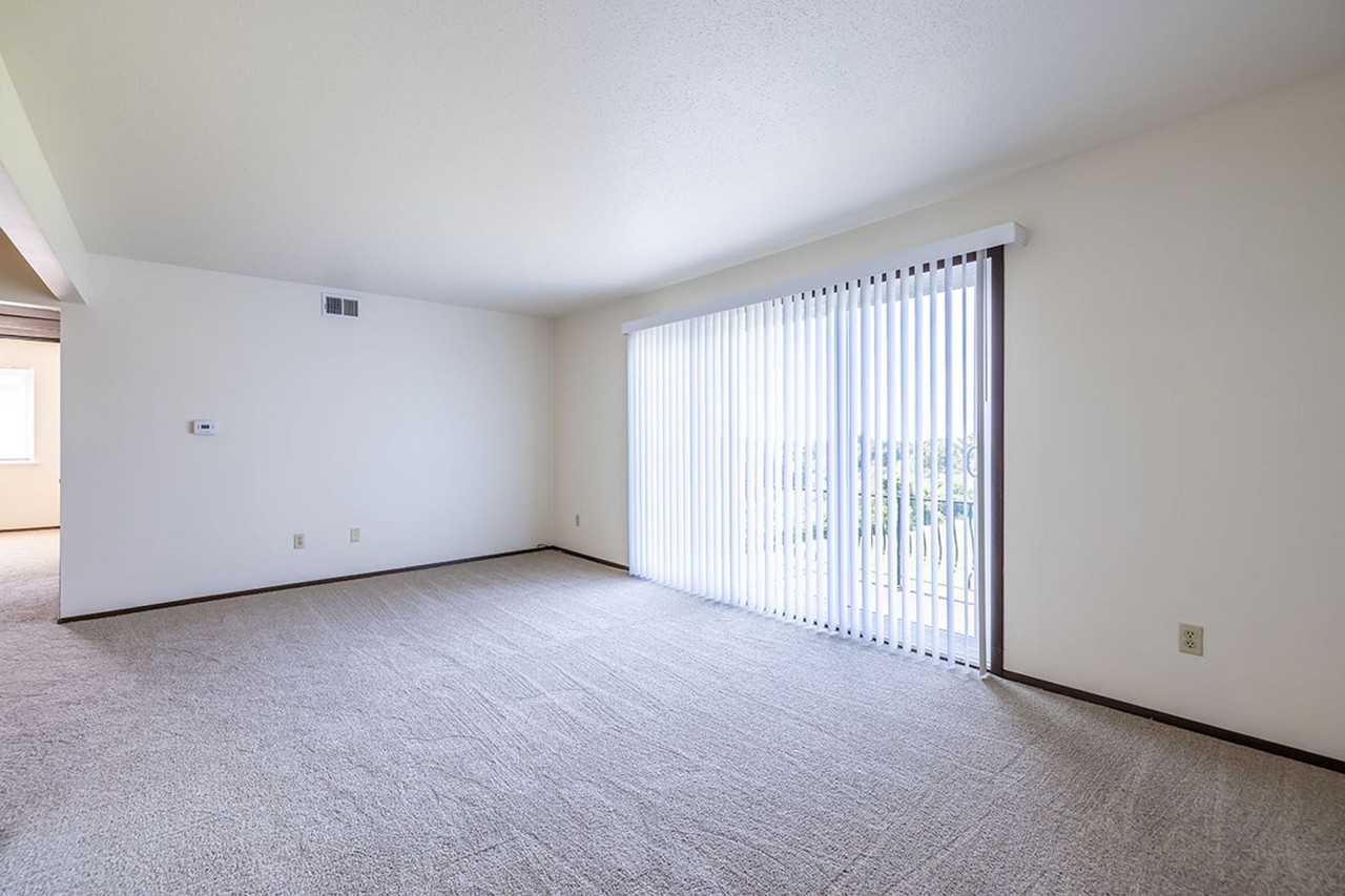 Royal Villa Apartments - Photo 6 of 21