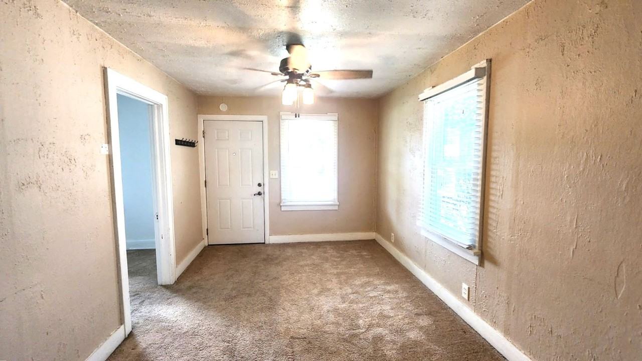 327 Sw 46th St - Photo 2 of 22