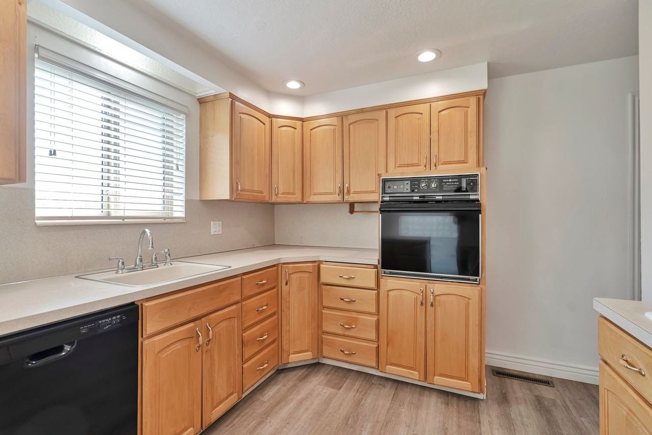 480 E 200 N - Photo 3 of 24