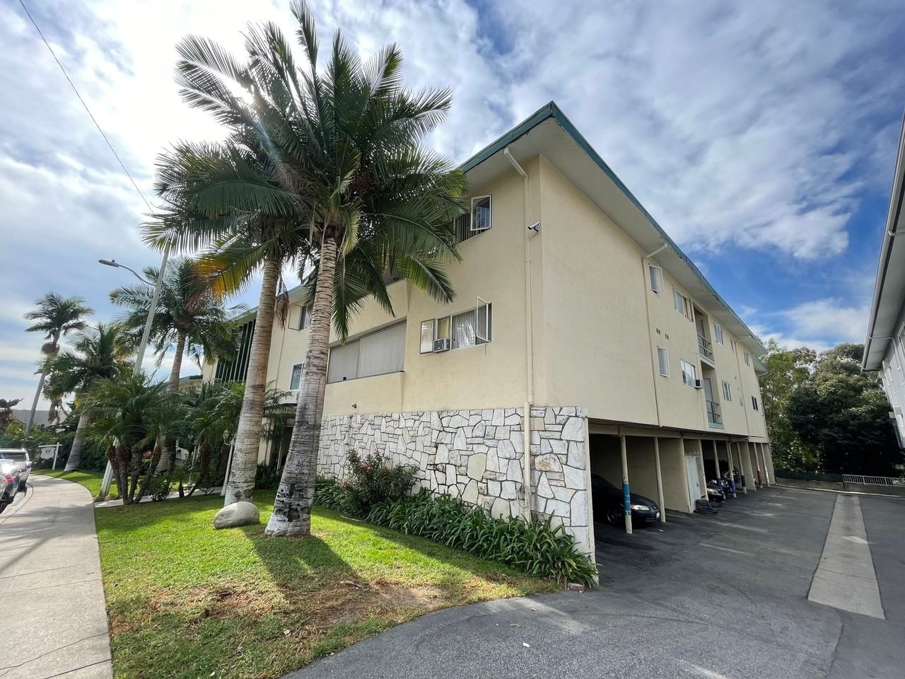 STUNNING APARTMENT IN A GREAT LOCATION! PARKING INCLUDED, A/C - Photo 3 of 10