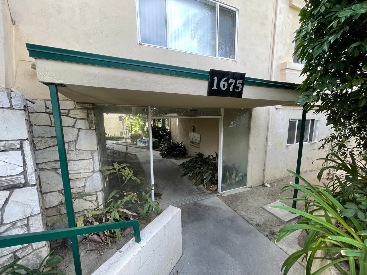 STUNNING APARTMENT IN A GREAT LOCATION! PARKING INCLUDED, A/C - Photo 4 of 10