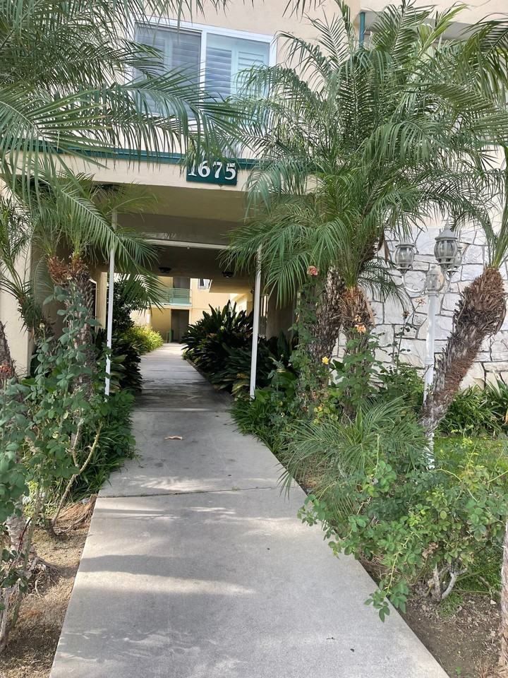 STUNNING APARTMENT IN A GREAT LOCATION! PARKING INCLUDED, A/C - Photo 5 of 10