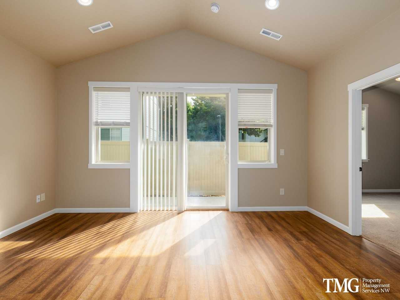 8223 Ne 20th St - Photo 4 of 19