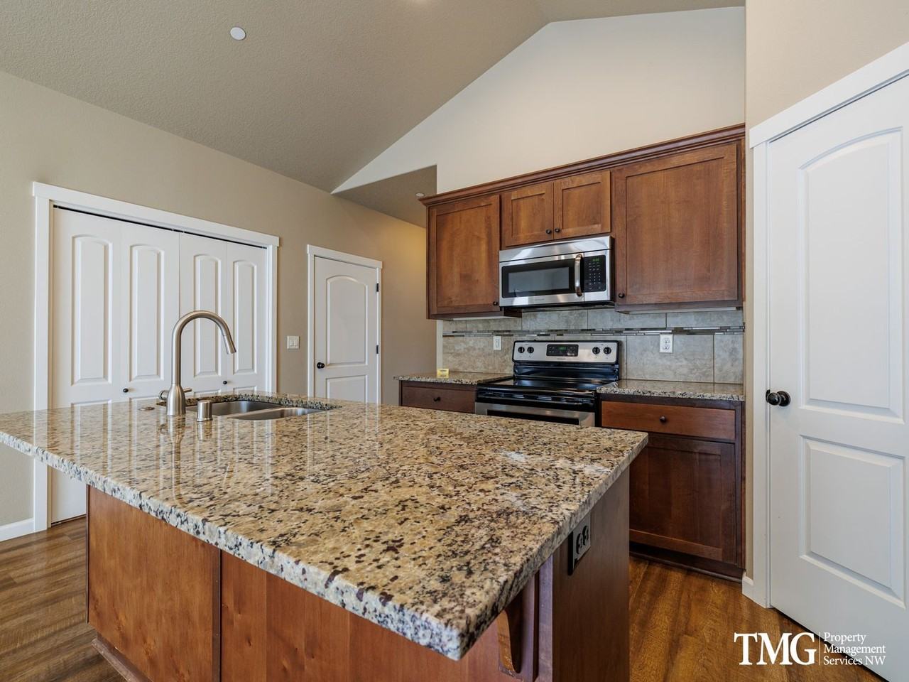 8223 Ne 20th St - Photo 5 of 19