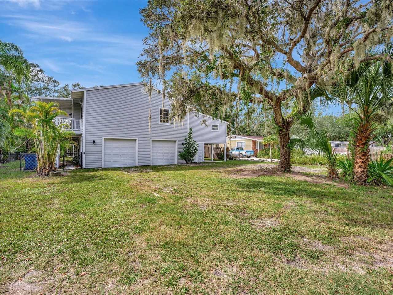 631 Harbor Ave - Photo 3 of 50