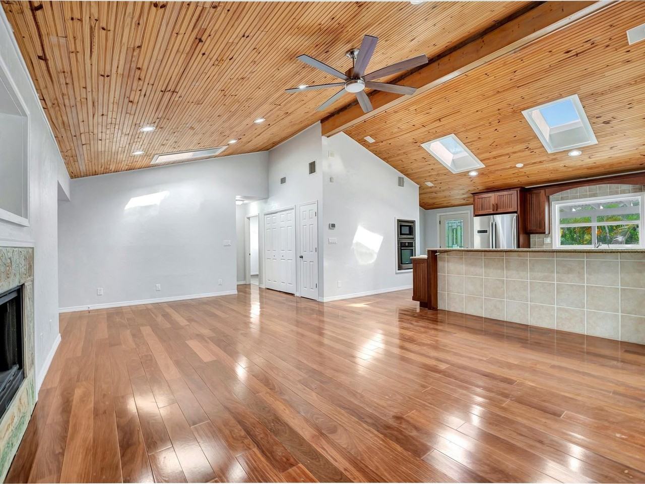 631 Harbor Ave - Photo 5 of 50