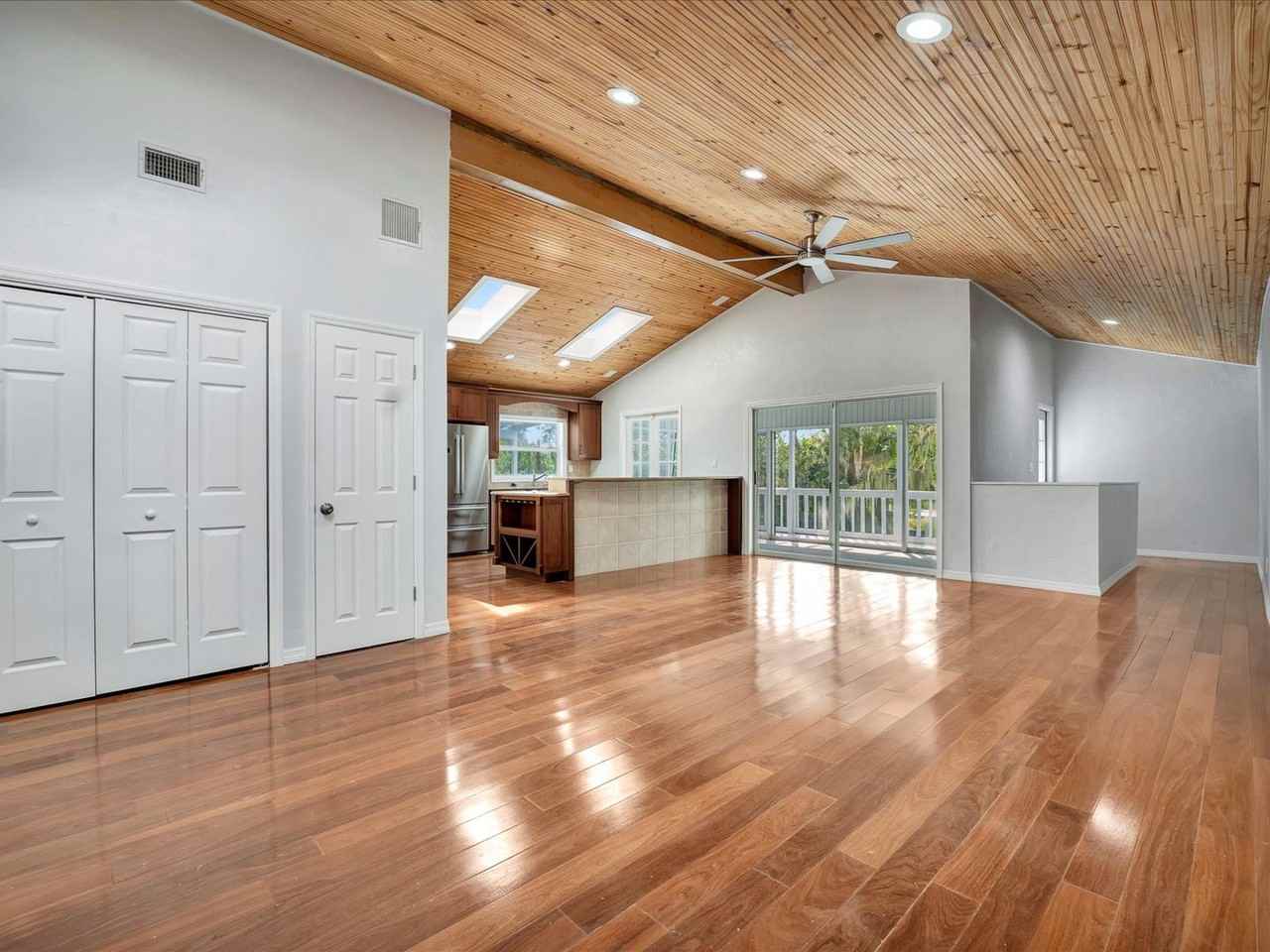 631 Harbor Ave - Photo 6 of 50