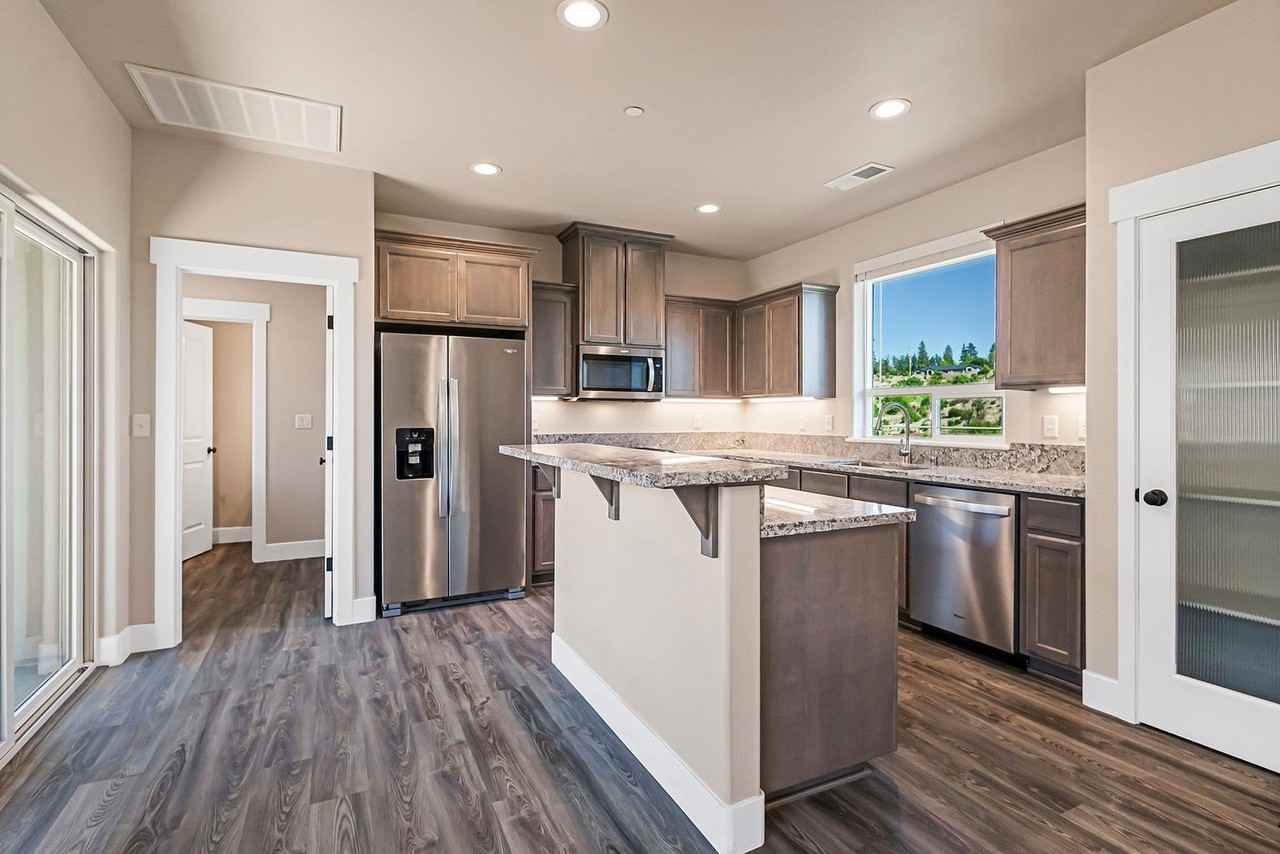 569 Valstream Dr - Photo 7 of 16