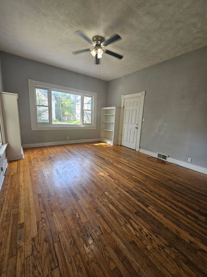 616 W 14th St - Photo 3 of 8