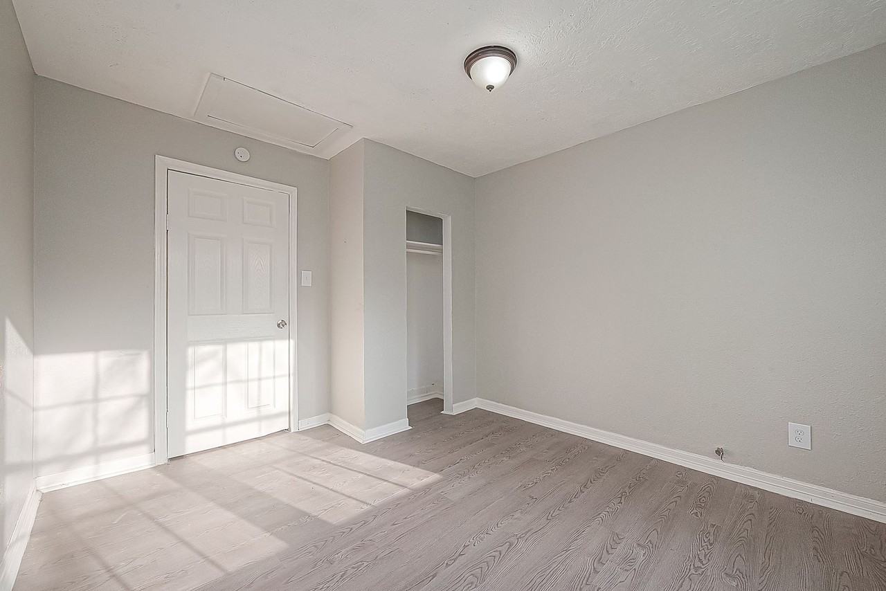 8304 Darien St - Photo 4 of 10