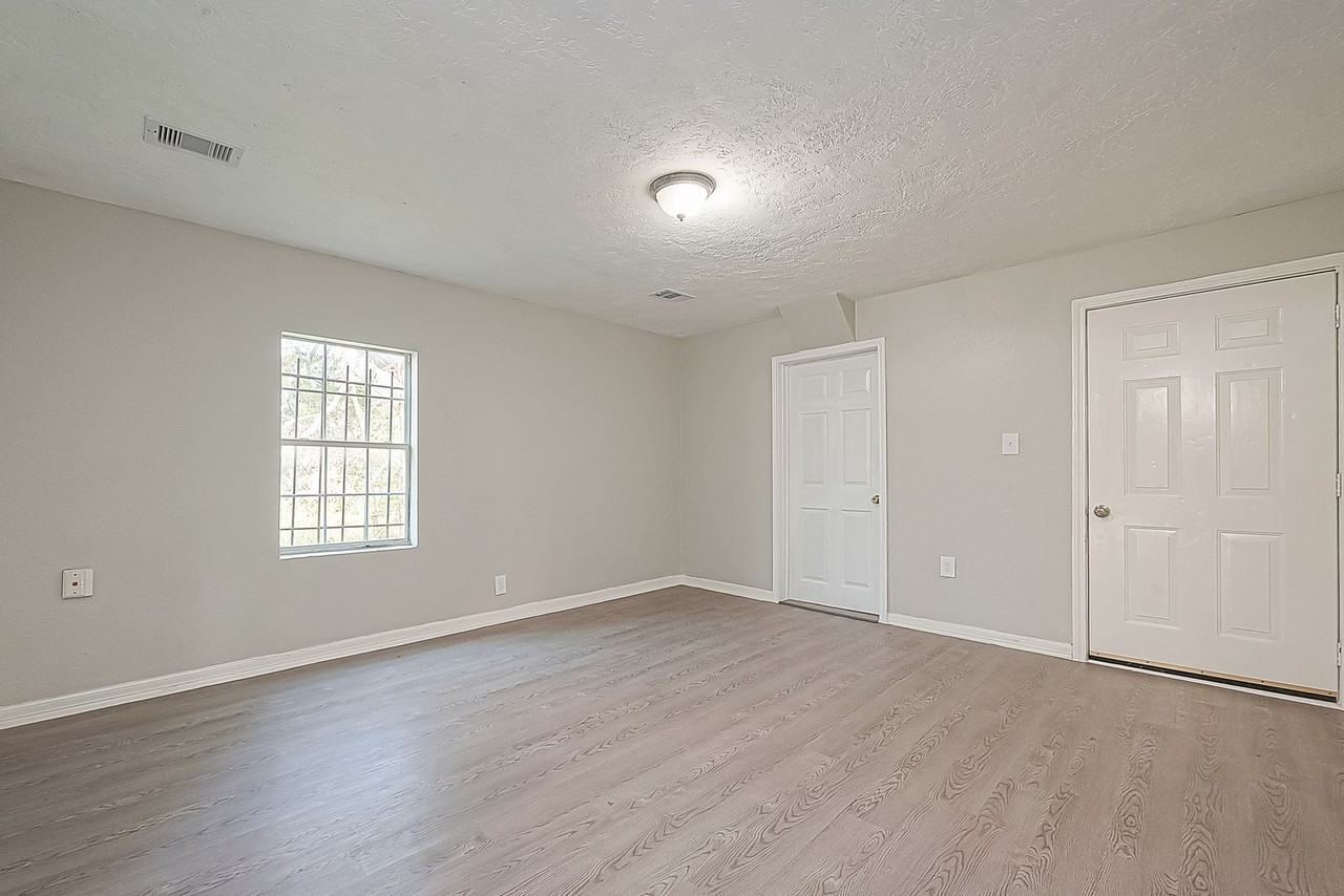 8304 Darien St - Photo 5 of 10
