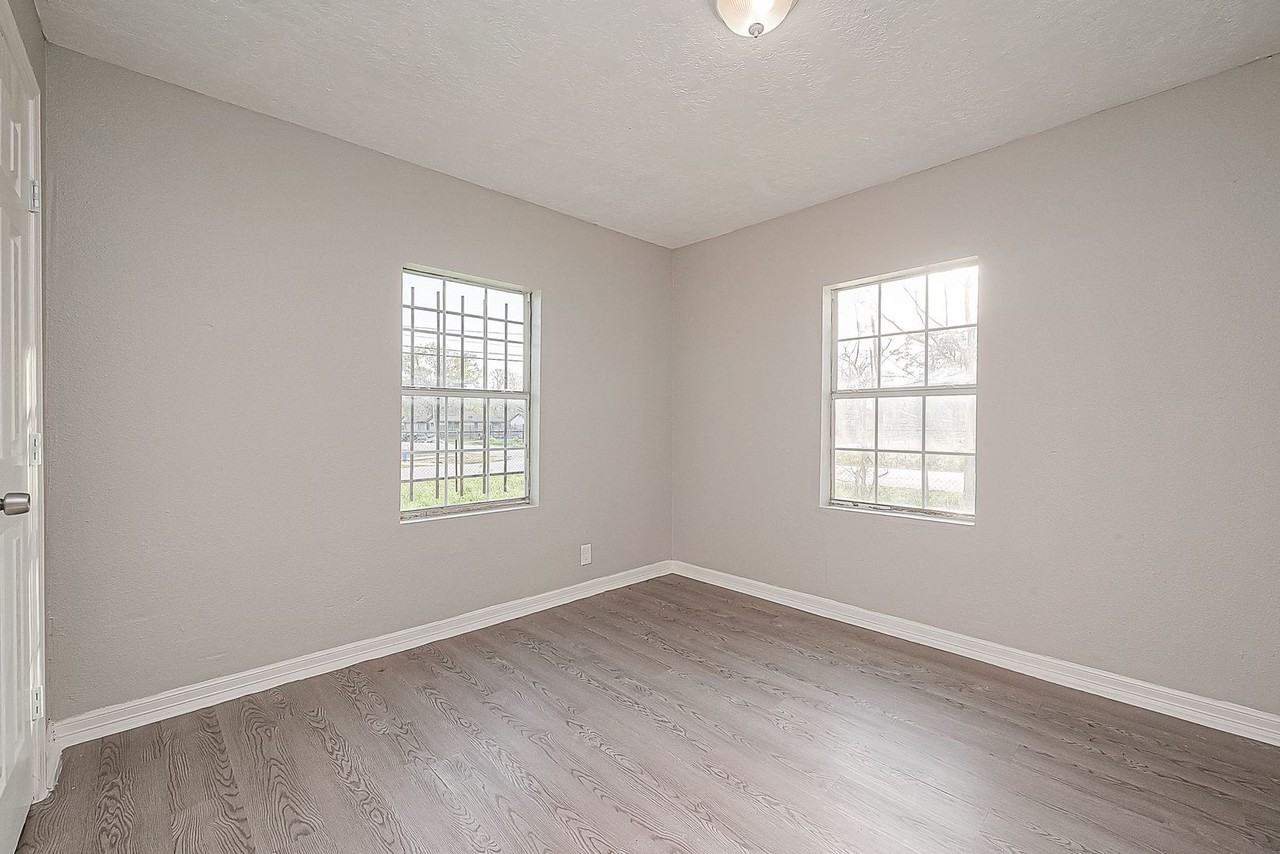 8304 Darien St - Photo 6 of 10
